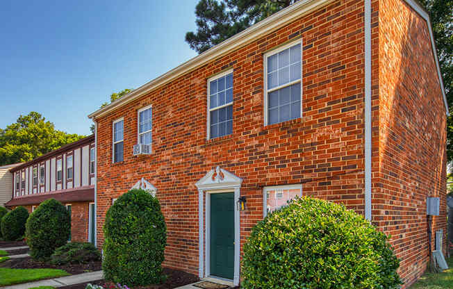 Exterior of Woodbriar apartments in Richmond VA