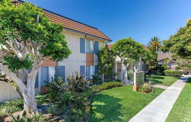 Courtyard Green Space at Lido Apartments - 241 Avocado St, Costa Mesa, CA