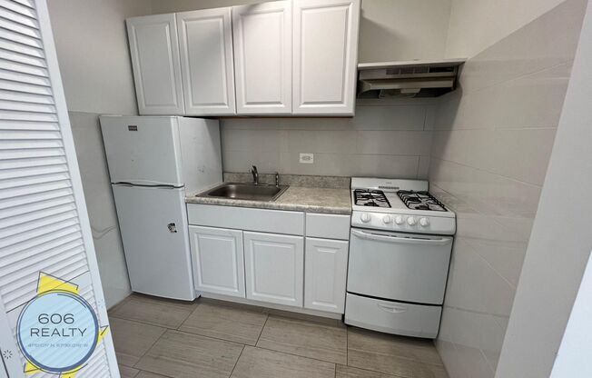 Charming Vintage Apartments in the Heart of Irving Park!