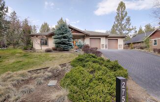 Beautiful home on the golf course at Awbrey Glen