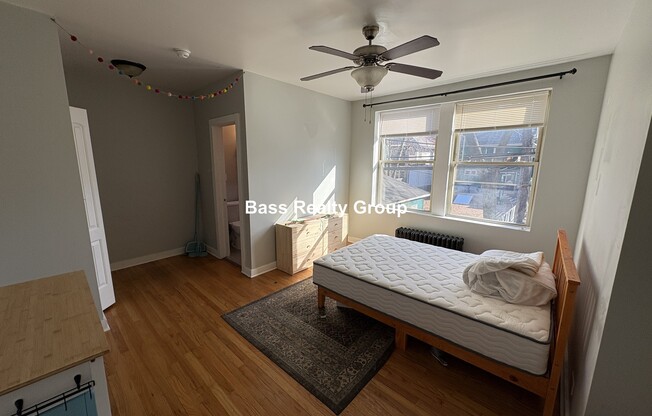 1353 W GREENLEAF AVE