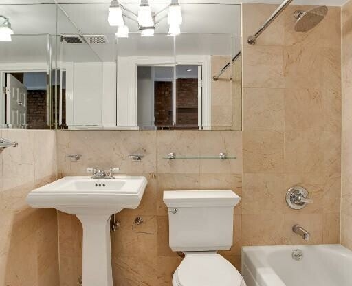 3 beds, 2 baths, $7,295, Unit 3F