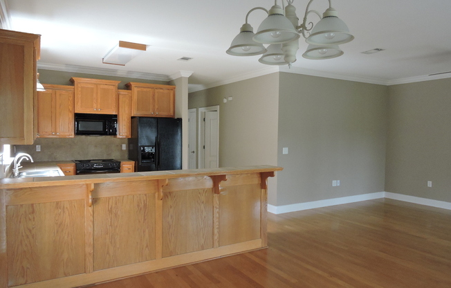 3 beds, 2 baths, $1,600, Unit # 14A