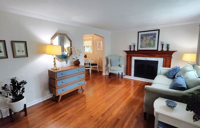 *Beautifully Updated & Spacious 3BD/2BA Single-Family Home available in Mt. Lebanon*