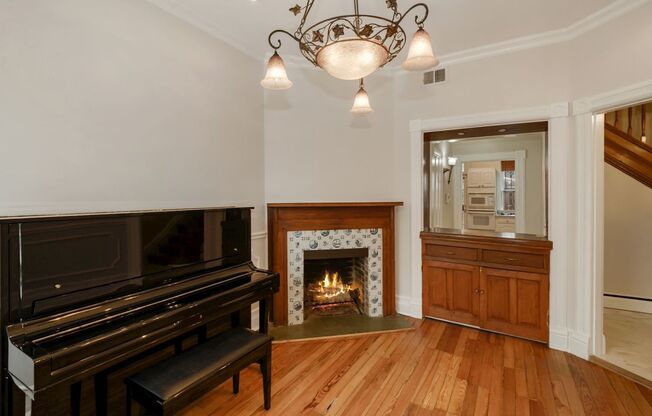 3 Bed 2.5 Bathroom - Capitol Hill Rowhome - Driveway For Parking