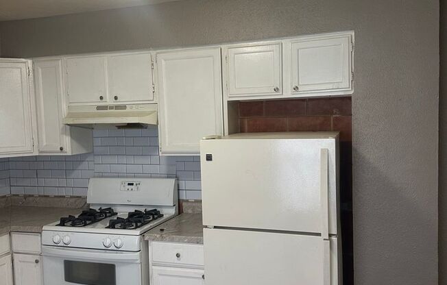 1 bed, 1 bath, 700 sqft, $780, Unit 425 Leeds Ave