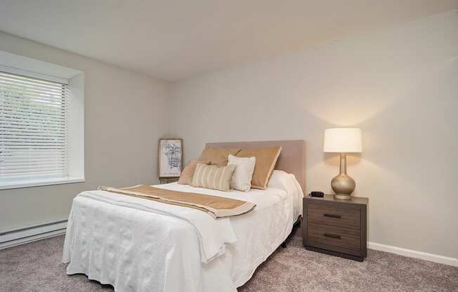 Table Lamp In Bedroom at St. Charles Oaks Apartments, Thousand Oaks