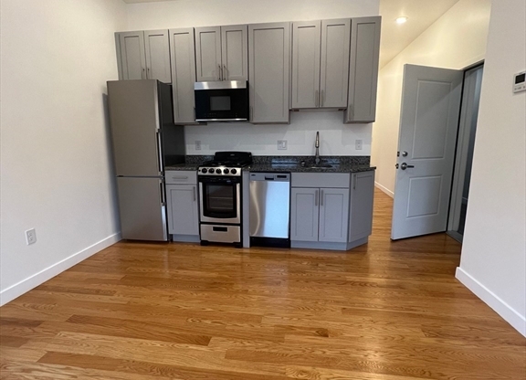 2 beds, 1 bath, $2,250, Unit 301