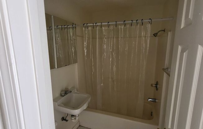 1 bed, 1 bath, 572 sqft, $500, Unit 327 - APT 6