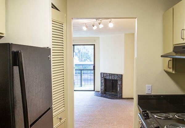 2 beds, 1 bath, 840 sqft, $1,564, Unit 1916