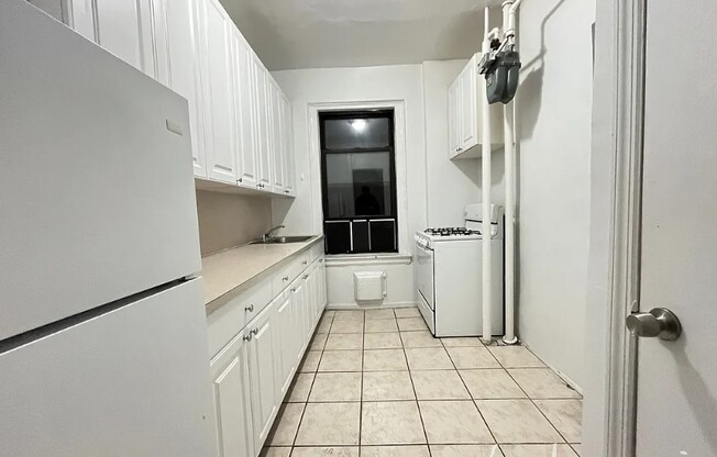 2 beds, 1 bath, $2,900, Unit 4F