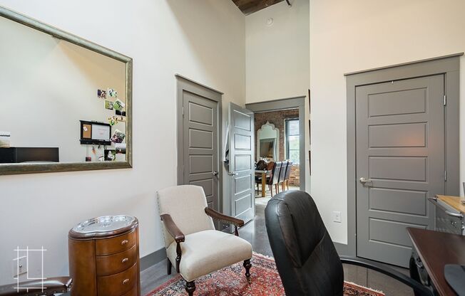 2 beds, 2 baths, $2,350, Unit 727 N. 4th St. Apt. 211