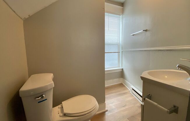 2 beds, 1 bath, 850 sqft, $1,325, Unit Unit 3