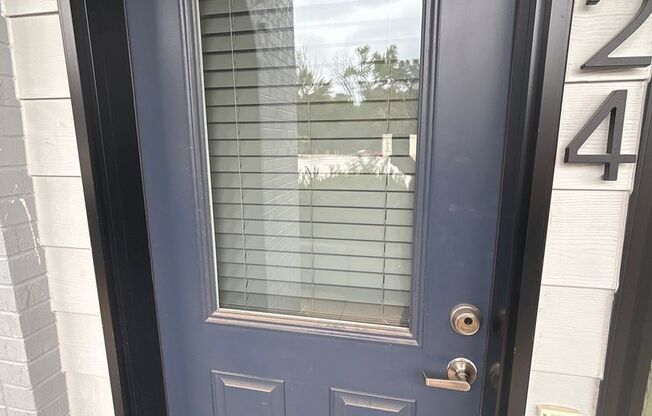 Studio, 1 bath, 500 sqft, $995, Unit 24