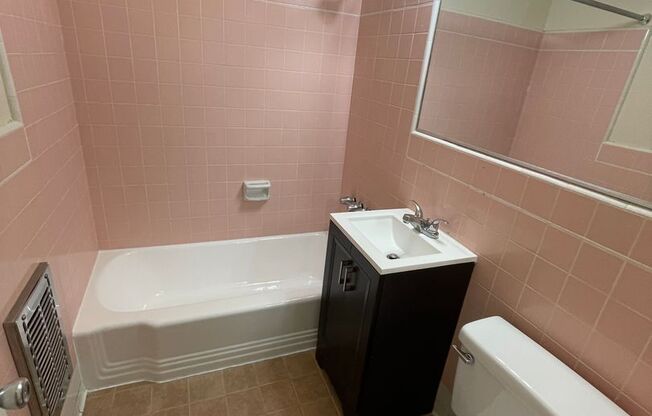 2 beds, 1 bath, 888 sqft, $2,190, Unit 114