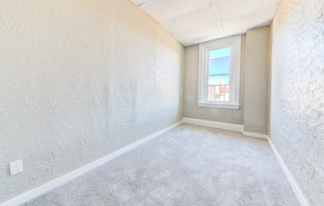 3 beds, 1 bath, $1,400, Unit Apt 3