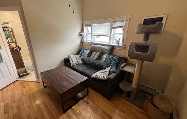 2 beds, 1 bath, $3,400, Unit 1A