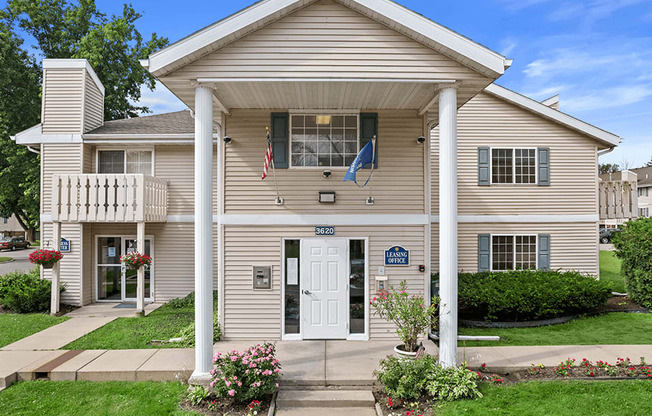 the front of a sun valley apartments with pillars and balconies