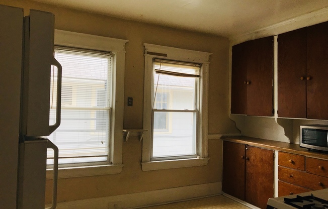 1 bed, 1 bath, $795, Unit 945 Dewey Ave