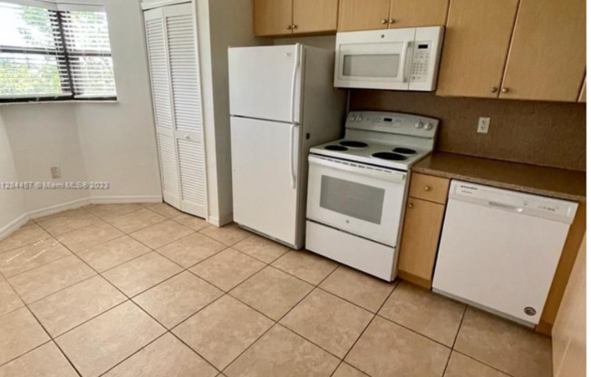 Live in this spacious 2 bedrooms, 2 full bathrooms unit in The Courts at Bayshore II