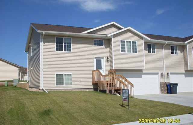 3 BEDROOM | 2 BATH | TOWNHOME | RAPID VALLEY