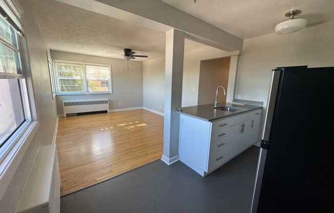 1 bed, 1 bath, 606 sqft, $1,595, Unit 420