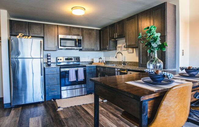 2 beds, 2 baths, 950 sqft, $2,325