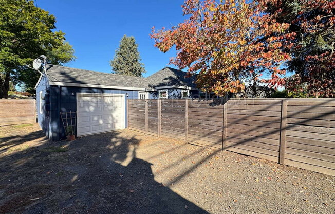 2 beds, 1 bath, 904 sqft, $2,190
