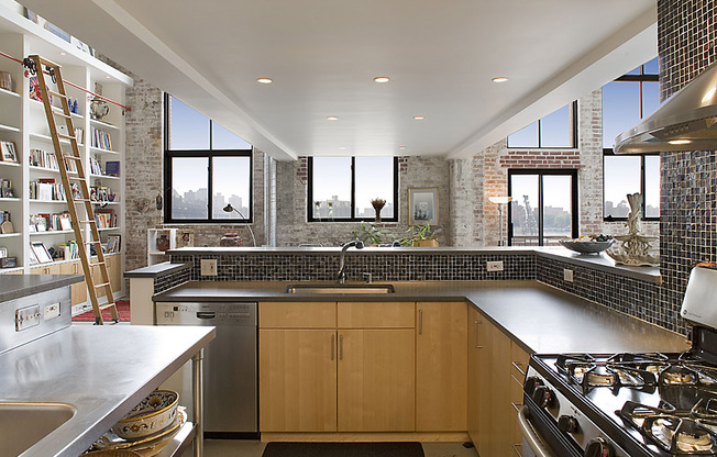 330 WYTHE AVE