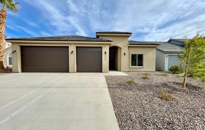Beautiful 3 Bedroom Home on Desert Lakes Golf Course!
