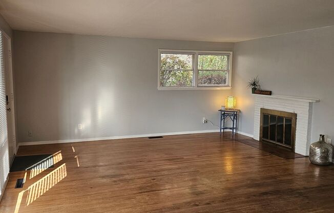 3 bedroom Ramble House in Manette- Hardwood and Fireplace!