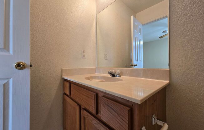 3 beds, 2 baths, $895, Unit 2808 Leroy Circle - B