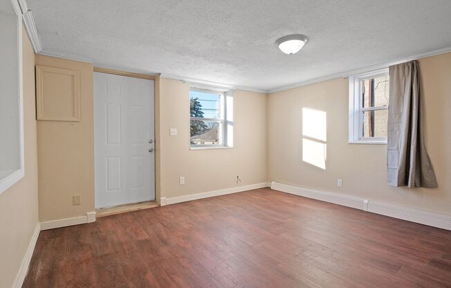 560-562 37th Ave NE