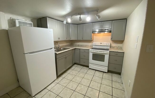 2 beds, 1 bath, 900 sqft, $1,195, Unit B