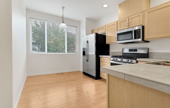 2 Bed/3 Bath Beautiful Beaverton Townhome!