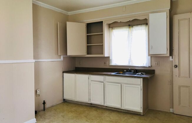 2 beds, 1 bath, $995, Unit BACK