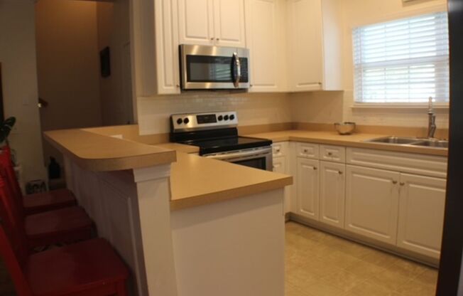 Fabulous Fully Furnished Townhome Available for Monthly Rental in West Ashley!