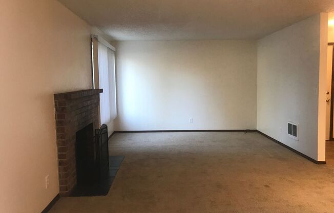 2 beds, 1 bath, 900 sqft, $1,549