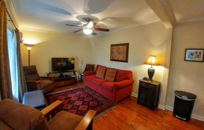 1 bed, 1 bath, 700 sqft, $4,950