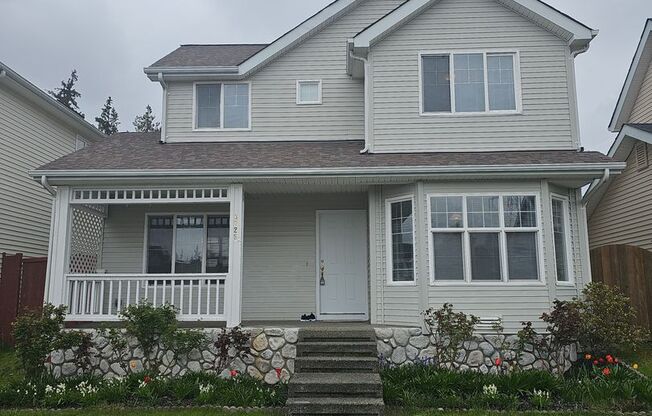 Renton highlands 2 story home for rent, 3 bedroom 2.5 bath, Avail June 10th 2025!