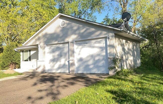 Large Single Family House in Oakdale!! DON'T MISS!!