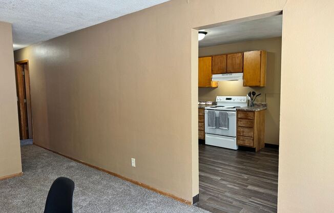 3 beds, 1 bath, 965 sqft, $895, Unit 915-04