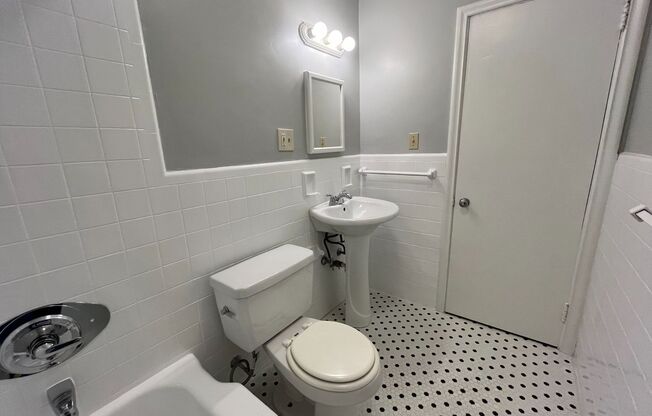 2 beds, 1 bath, 800 sqft, $1,960, Unit 6230 Fifth Ave. #123E