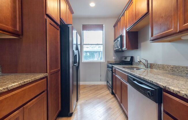 Available 9/1 - Bright 2-bed 1-Bath condo - Rodgers Park!
