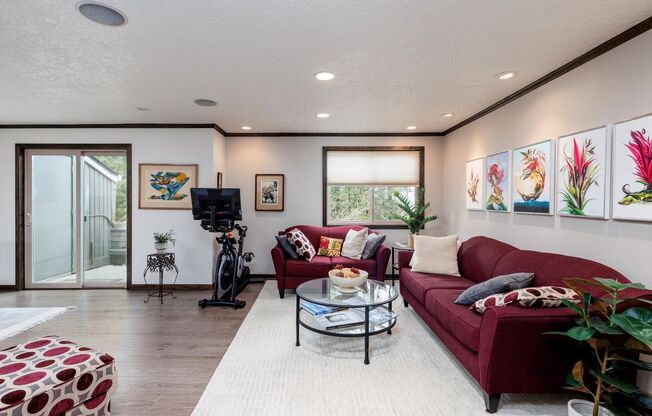 Beautiful 3 bedroom unit near in Lake Oswego- Comes with gym membership!