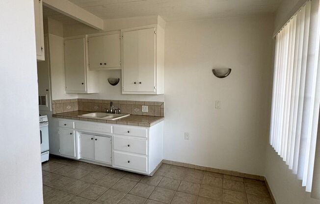 Comfortable 1-Bedroom in Gardena with Parking !!!! - $1,695.00