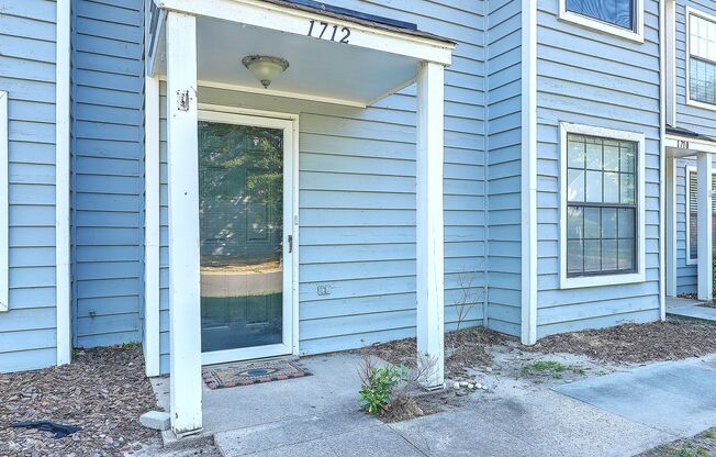 Move in Ready Mt Pleasant Townhouse!