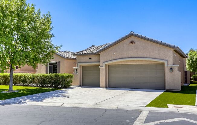 Gorgeous 3-Bedroom Home in Golf Course Community