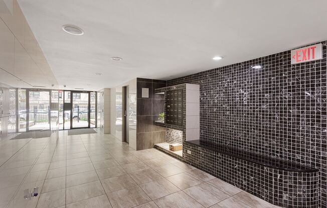 Studio, 1 bath, 359 sqft, $1,340, Unit 2E
