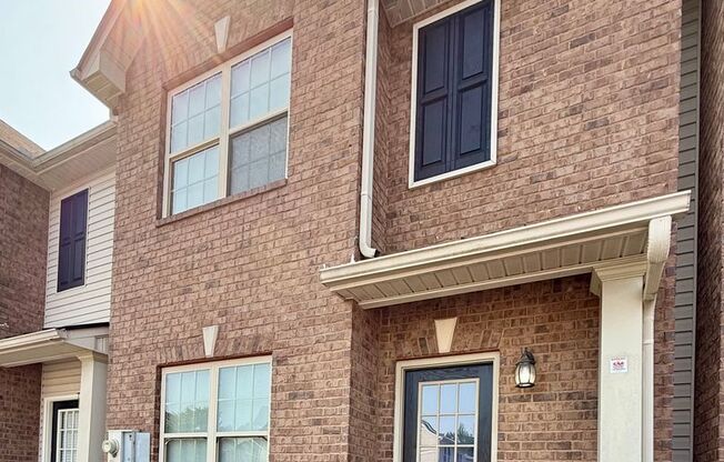 Great Oakwood Location- 3 bedroom, 2.5 bath townhome